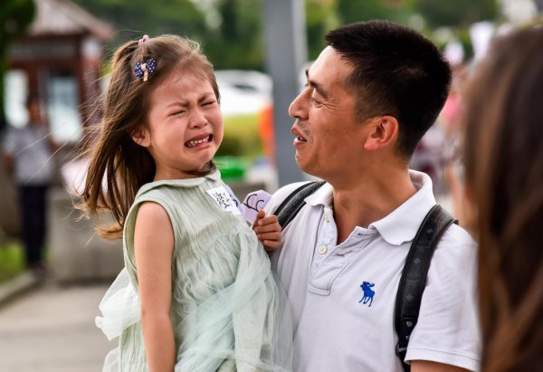 孩子在学校被孤立不想上学怎么办