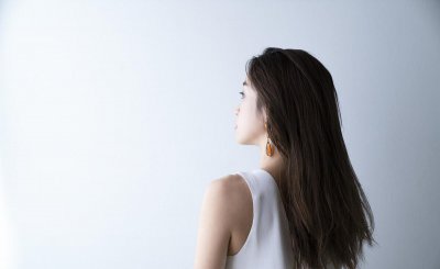 染发剂染到皮肤上用什么可以洗干净 清洗染发剂的小技巧