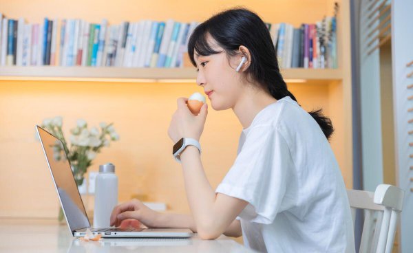 老公跟别的女人聊暧昧该离婚吗