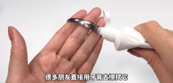银饰为什么盐水一泡就很亮了