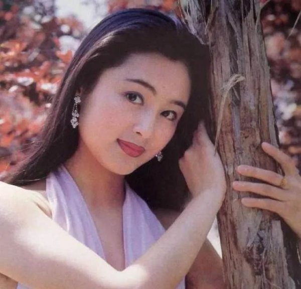 好看的古装照片女生红色衣裳