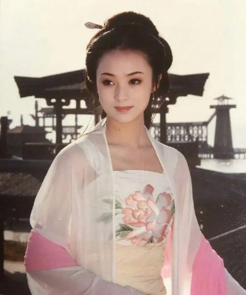 好看的古装照片女生红色衣裳