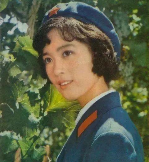 好看的古装照片女生红色衣裳