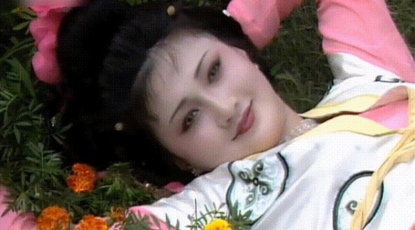 好看的古装照片女生红色衣裳
