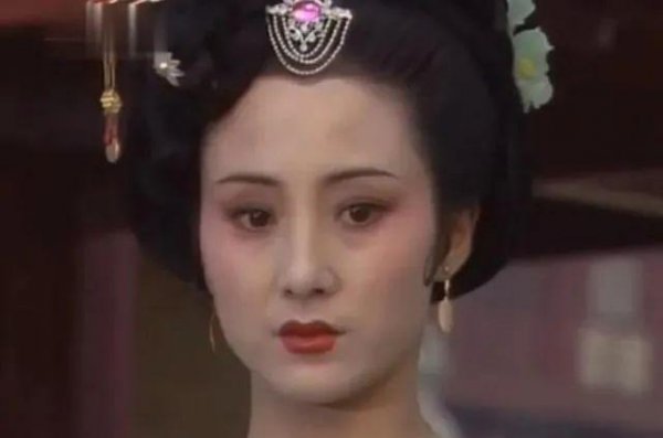 好看的古装照片女生红色衣裳