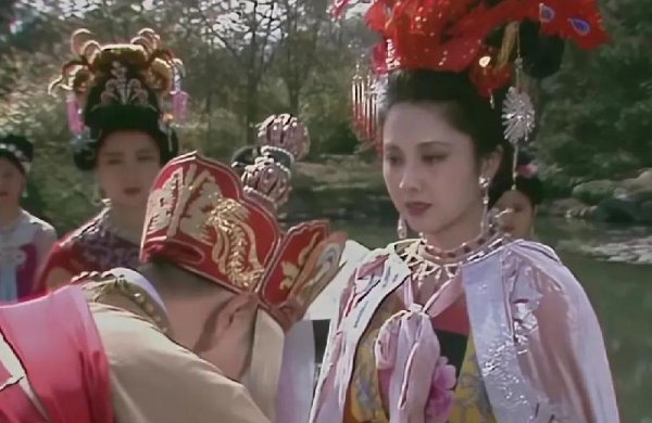 好看的古装照片女生红色衣裳