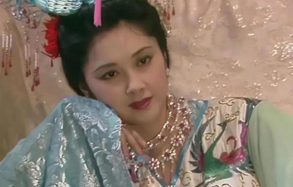 好看的古装照片女生红色衣裳