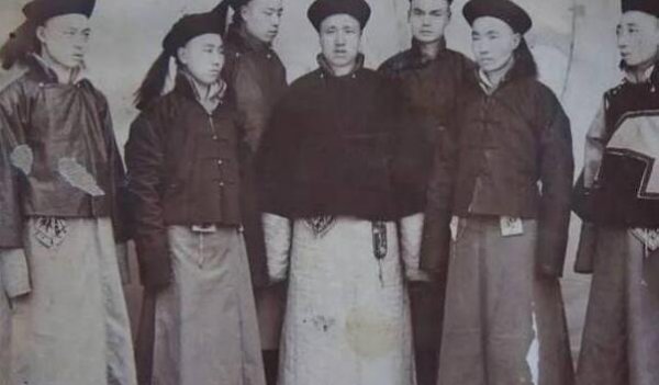 八旗王爷见旗主下跪吗