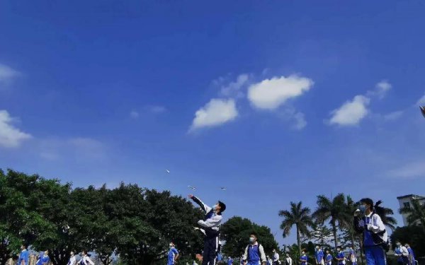 初中女生喜欢一个男生的表现