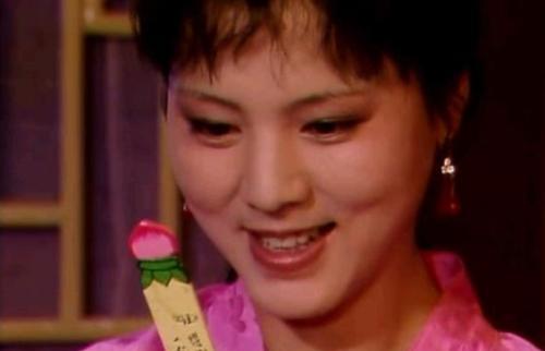 袭人和贾宝玉什么关系