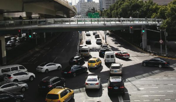 没有交通信号灯的路口怎么通过