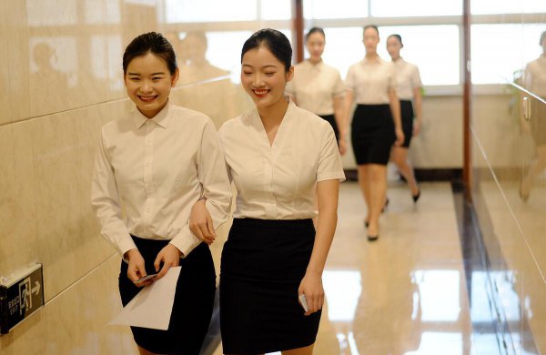 夏天公务员面试男生穿什么衣服