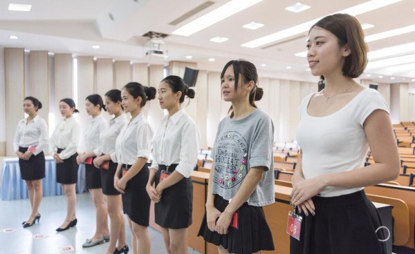 夏天公务员面试男生穿什么衣服