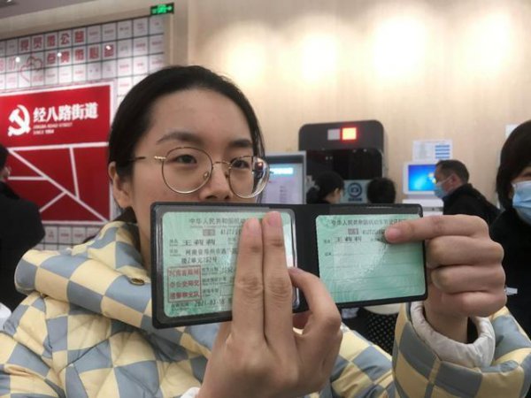 驾照照片是自带的还是现场照的