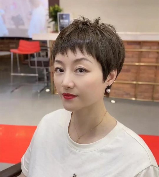 女生头发细软塌适合什么发型