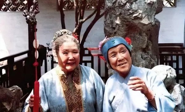 刘姥姥二进荣国府概括和作用