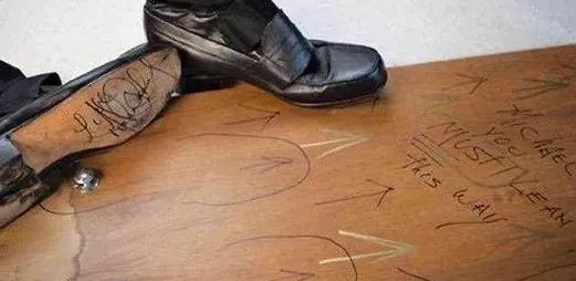 杰克逊45度倾斜怎么做到的