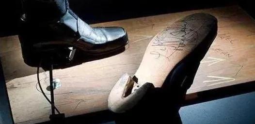 杰克逊45度倾斜怎么做到的