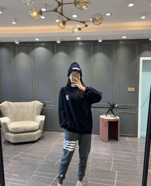 深灰色裤子搭配什么颜色上衣