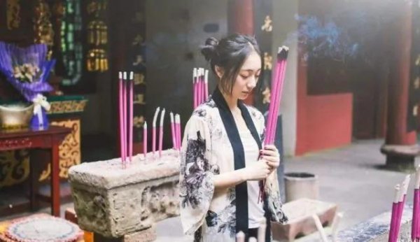 为什么初一十五要上香拜神