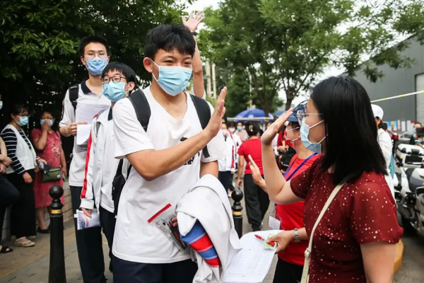 高考出题人什么时候开始出题