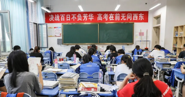 高考出题人什么时候开始出题