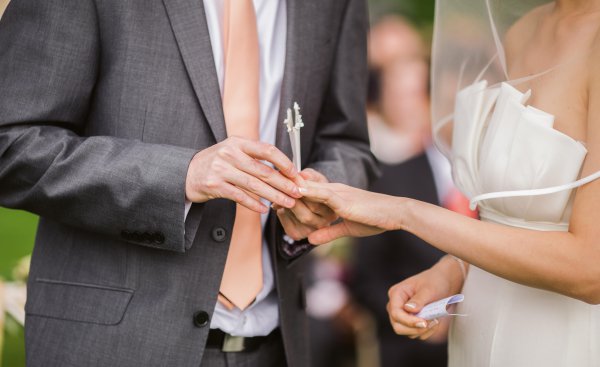 老婆出轨老公心里过不去咋办没有没啥方案