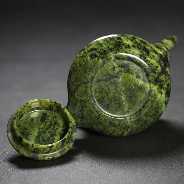 药王石绿色的好还是黑色的好