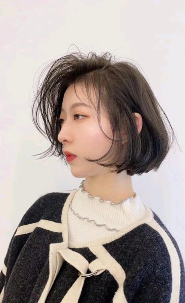 脸大头发少适合什么发型