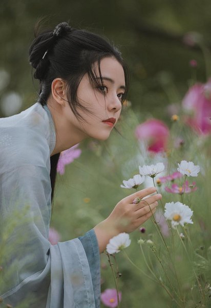 夸赞女人气质优雅的诗词名句