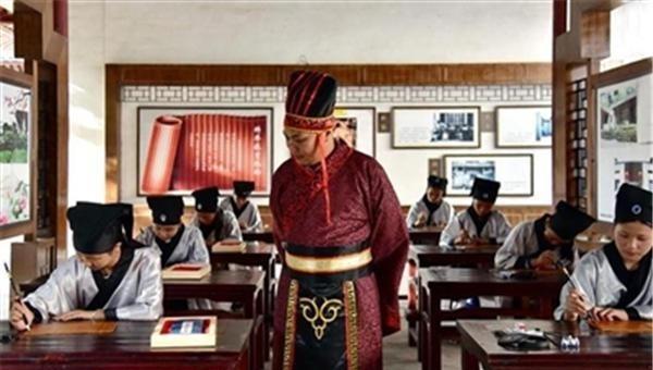 儒林外史范进中举讽刺了什么社会制度与风气现象