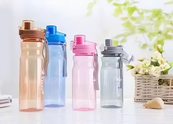 塑料水杯可以装开水吗