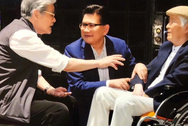蓝盈莹爷爷是蓝天野吗