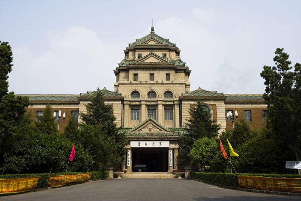 学新能源汽车专业哪个学校好