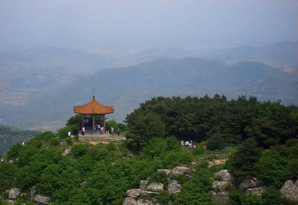 怀嵩楼新开南轩与郡僚小饮赏析