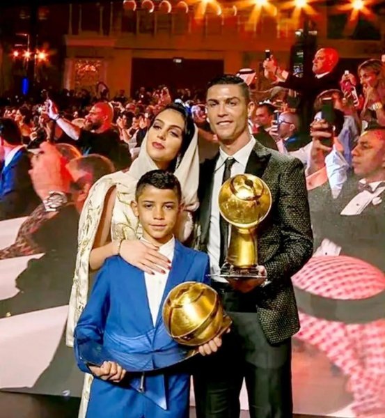 现在c罗有几个娃