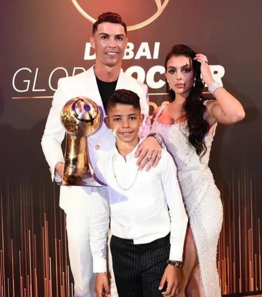 现在c罗有几个娃