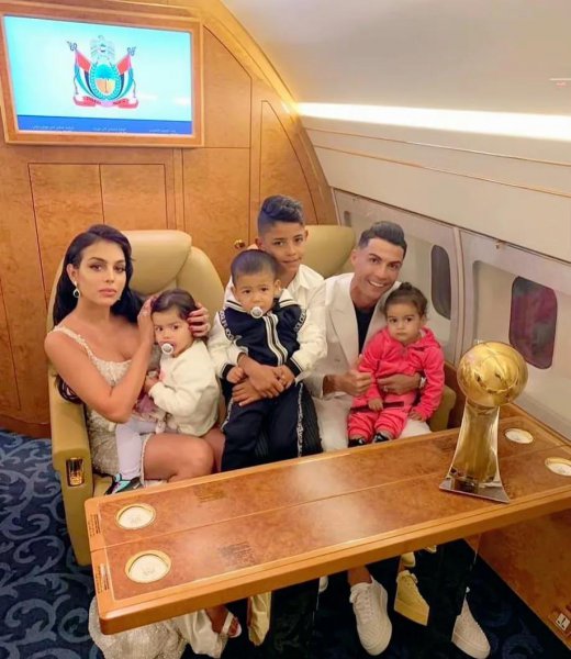 现在c罗有几个娃