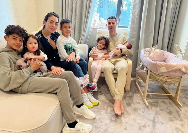 现在c罗有几个娃