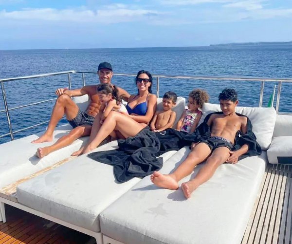 现在c罗有几个娃