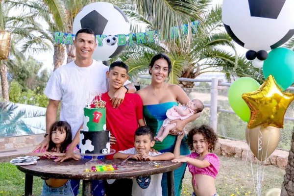 现在c罗有几个娃