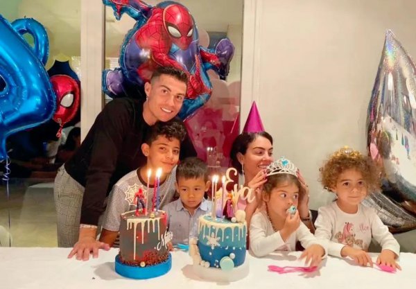 现在c罗有几个娃