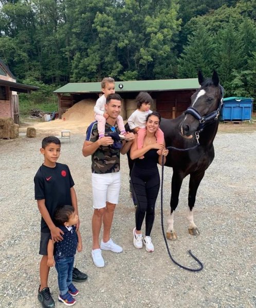 现在c罗有几个娃