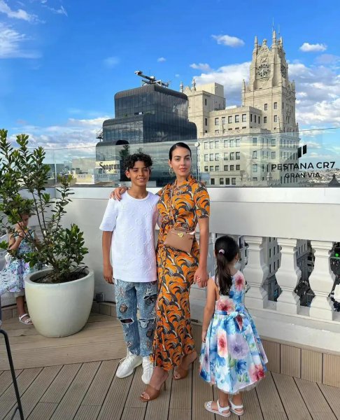 现在c罗有几个娃