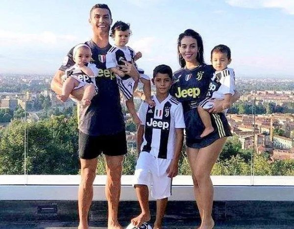 现在c罗有几个娃