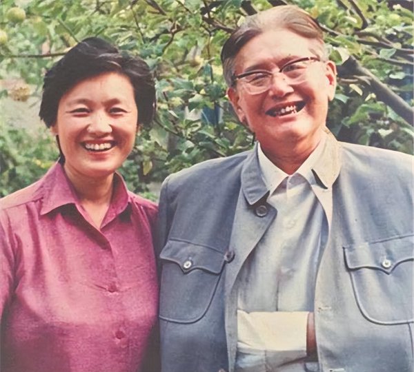 洪晃的四次婚史是怎么回事