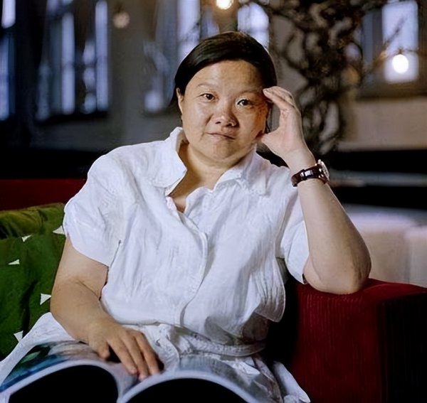 洪晃的四次婚史是怎么回事