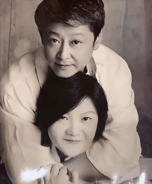 洪晃的四次婚史是怎么回事