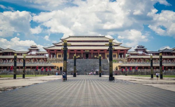 中国历史上第一个皇帝