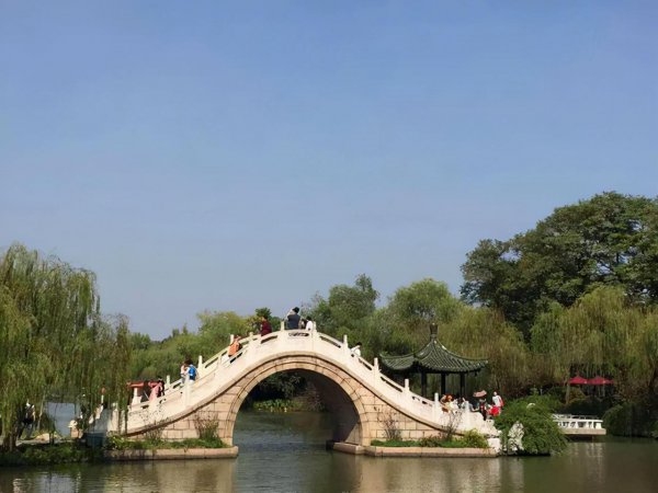 形容赏游西湖时的诗句